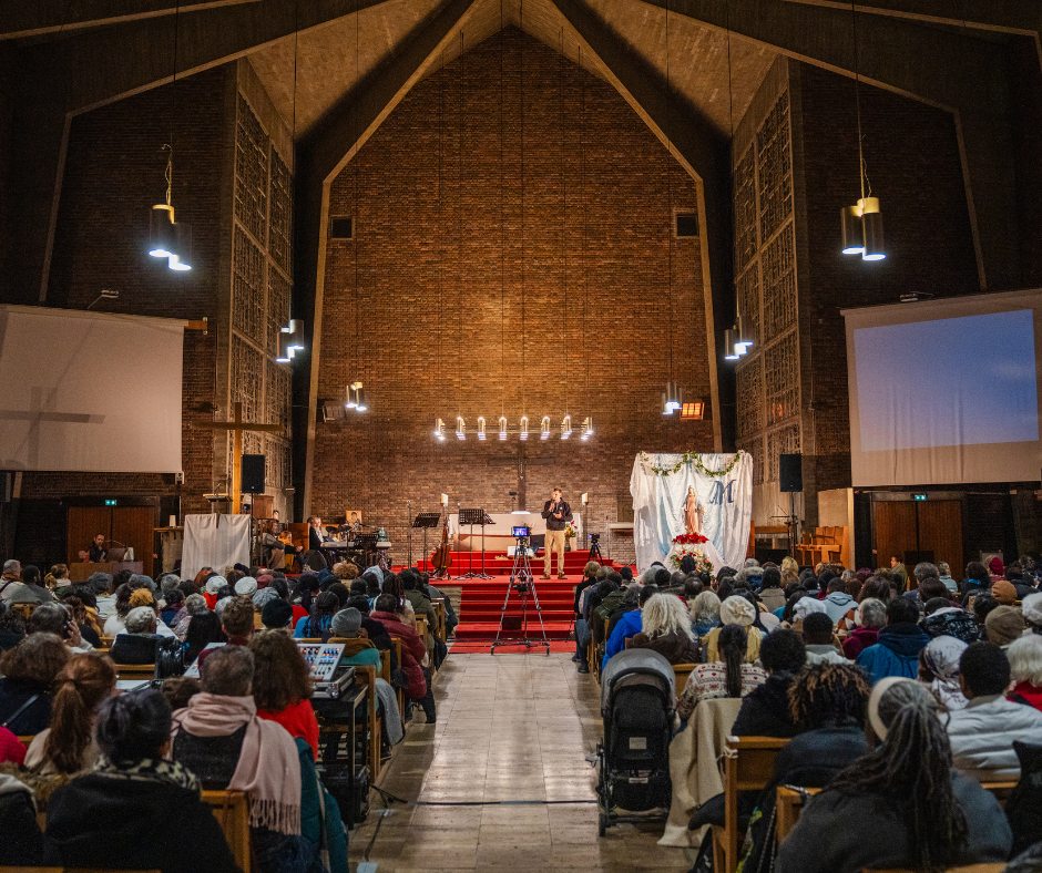 Assemblée réunie dans une église