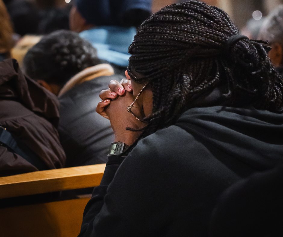 Participante recueillie dans la prière