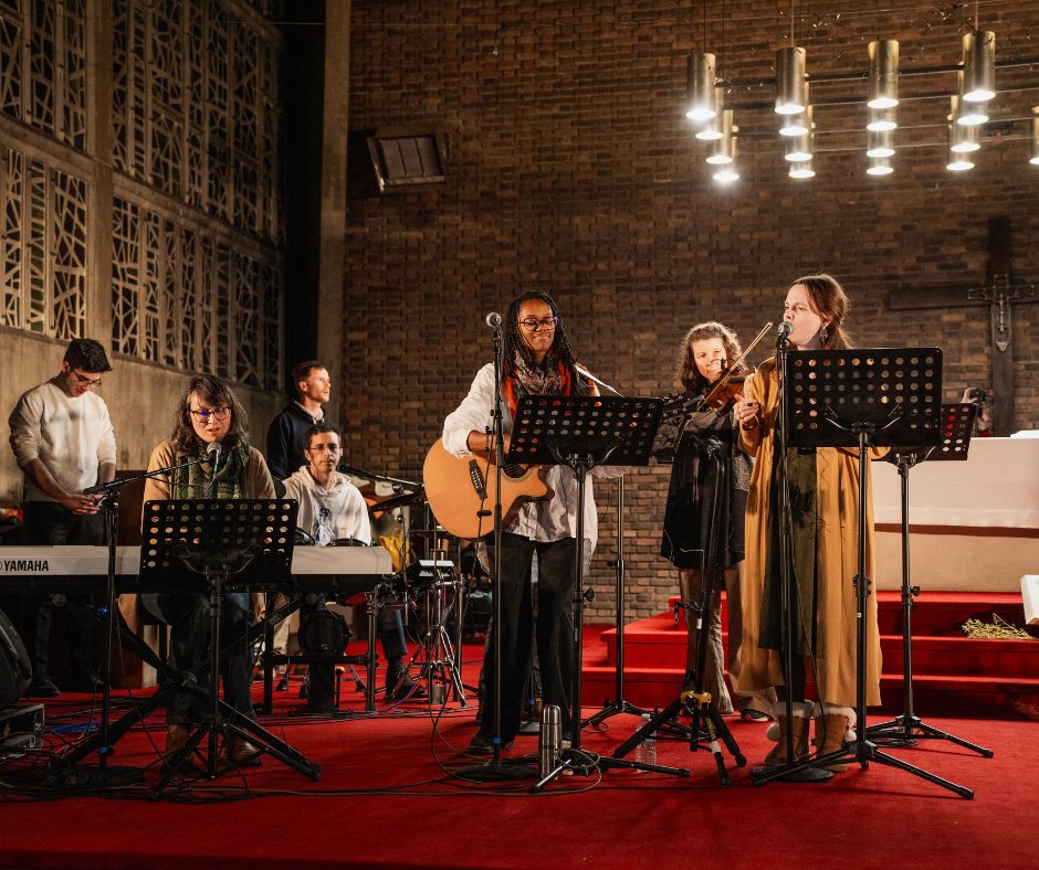 Groupe de musiciens animant un temps de louange