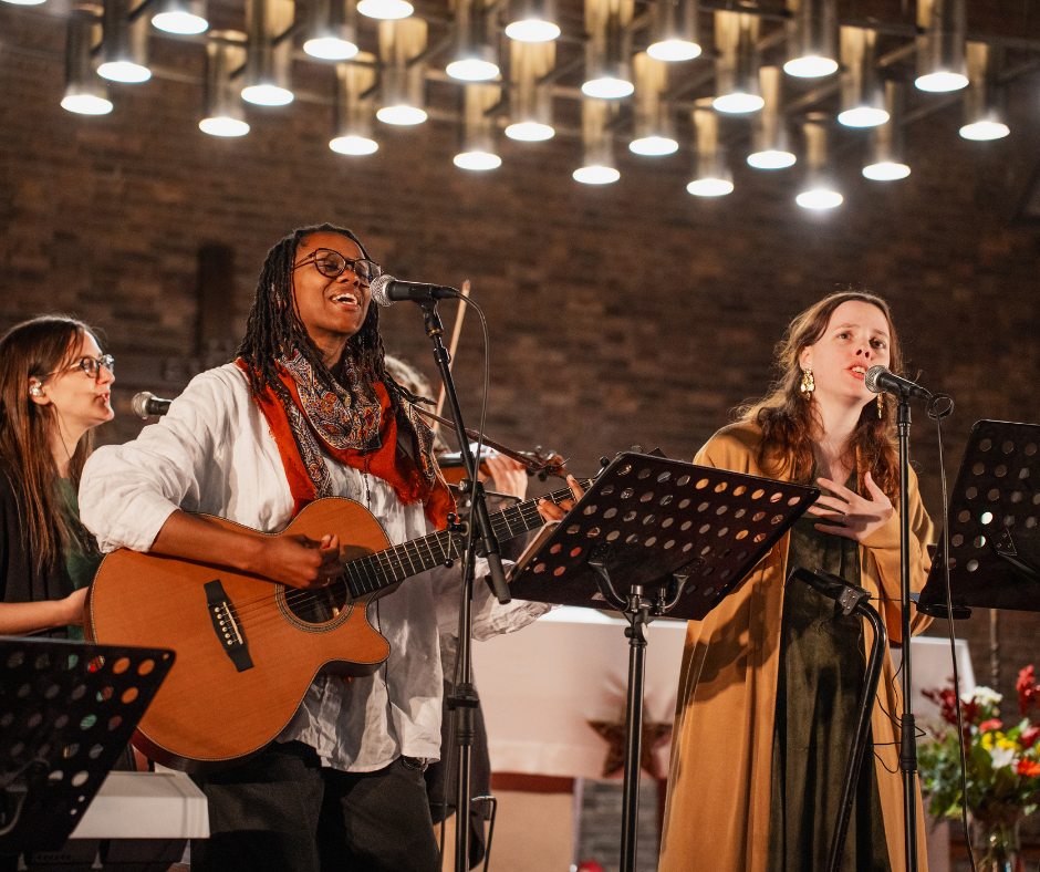 Chanteuses et guitaristes pendant la rencontre